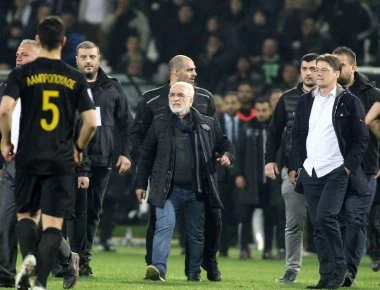 ΠΑΟΚ- ΑΕΚ: Ειρωνική απάντηση Σαββίδη σε Δημητριάδη για το μπλουζάκι (φωτο)